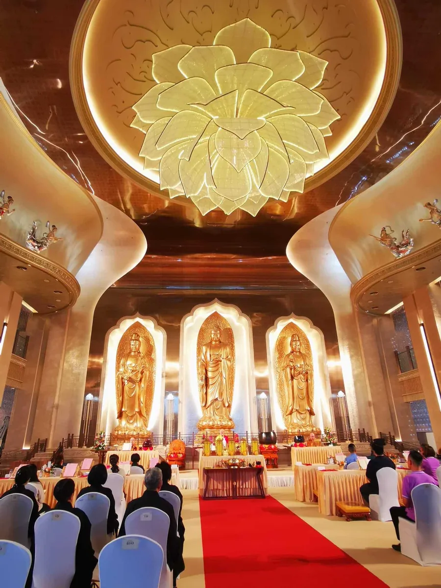 Interior of the main prayer hall